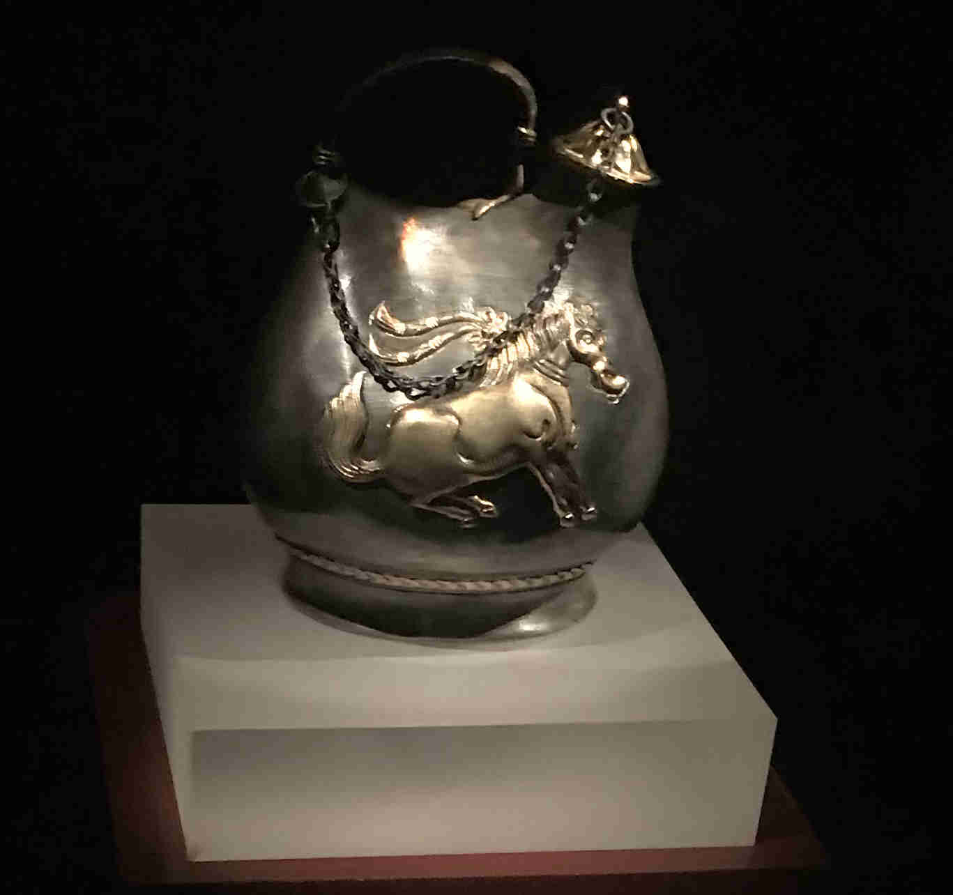 鎏金舞马衔杯纹银壶