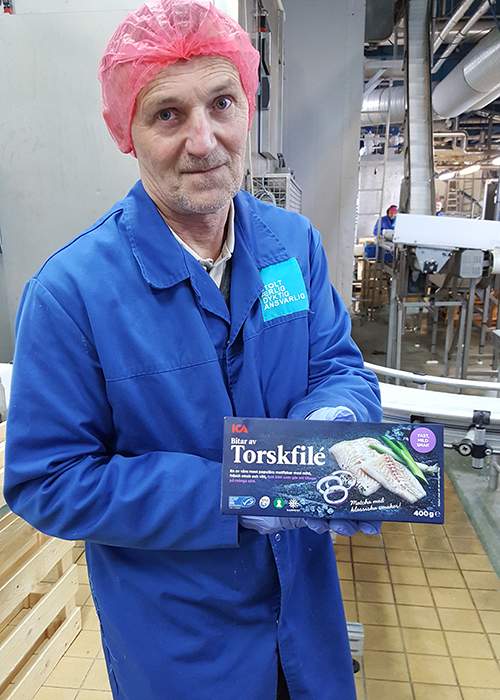 Paul Hauan with an MSC certified pack of cod © MSC