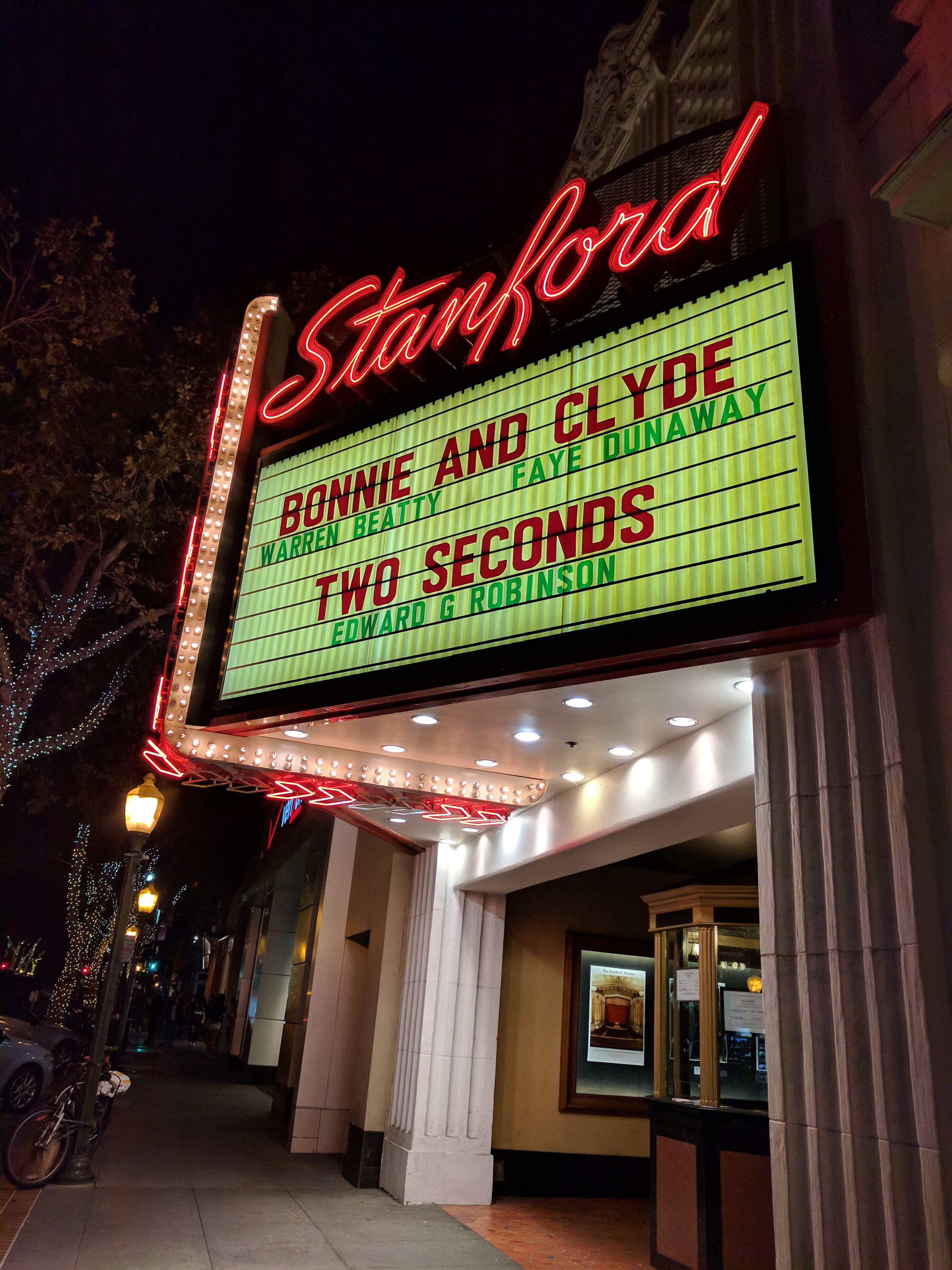 De entree van het Stanford Theatre in Palo Alto