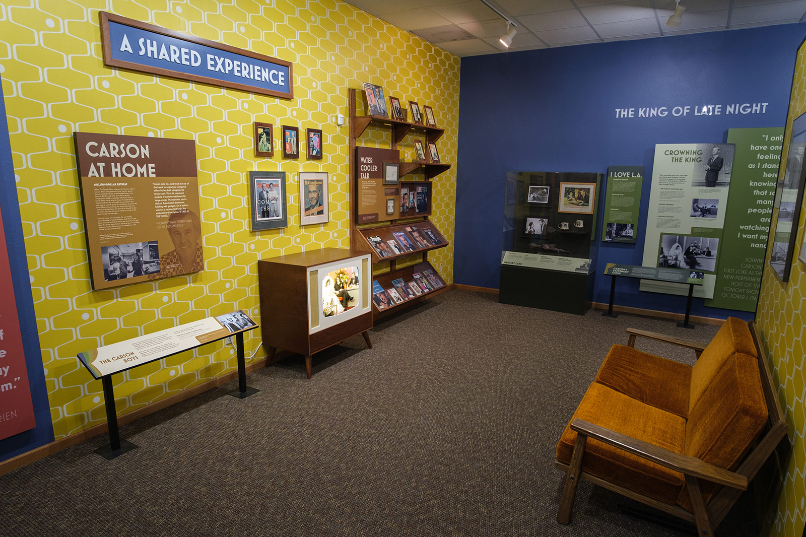 约翰尼·卡森博物馆展出了20世纪60年代的起居室