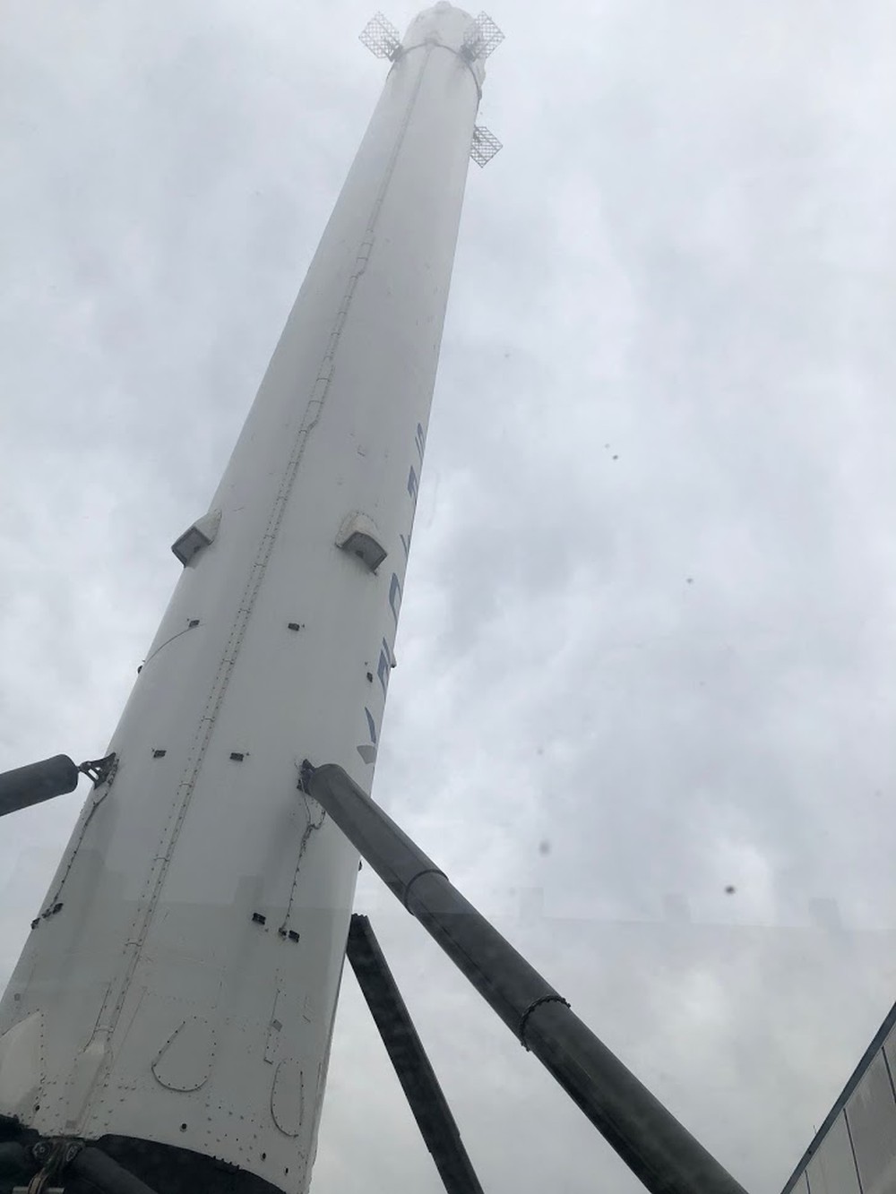 Imaginea 1: Prima treaptă Falcon 9 recuperată, expusă la sediul SpaceX de la Hawthorne, California (Sursă foto: arhiva personală)