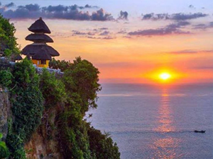 Sunset at Uluwatu Temple on the cliffs overlooking the Indian Ocean.
