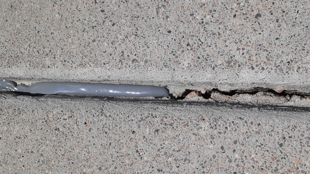 concrete-driveway-restoration--fixing-01