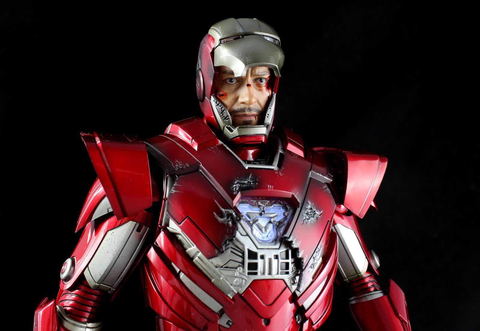 Hot Toys Iron Man MK33 1/6 Figure