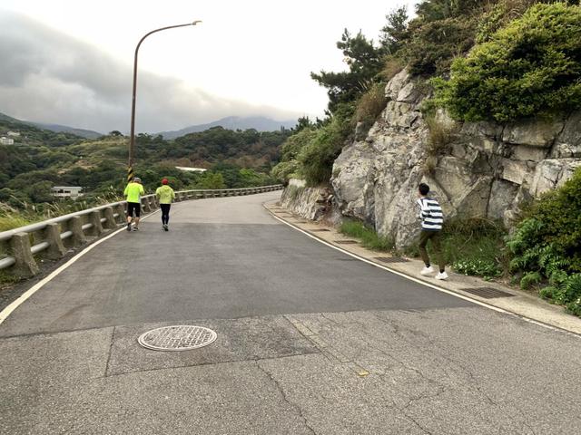 孩子遇到晨跑的叔叔一起跑步