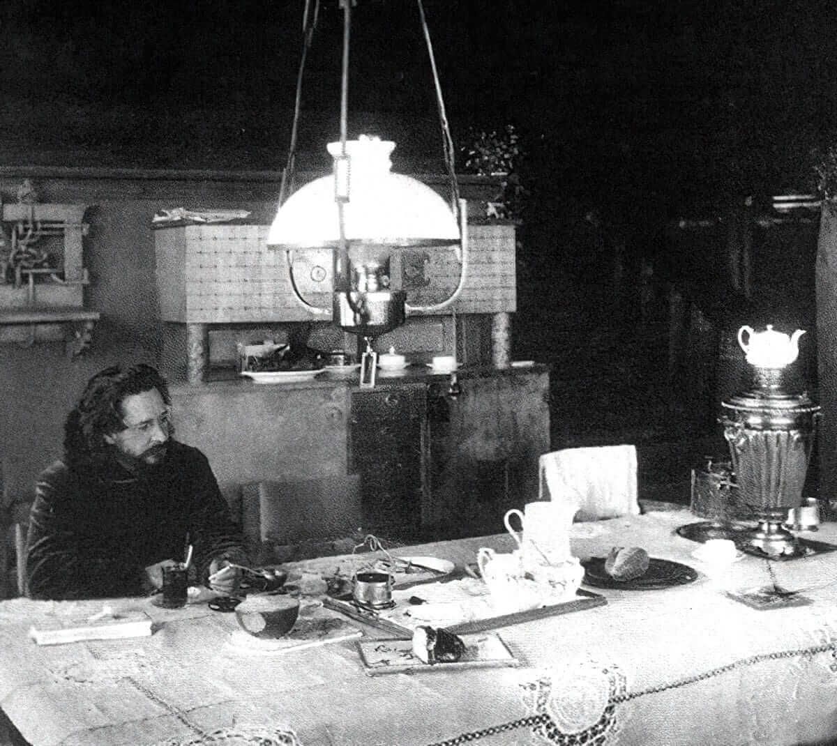 Леонид Андреев в столовой дома «Аванс». Фото: biography.wikireading.ru