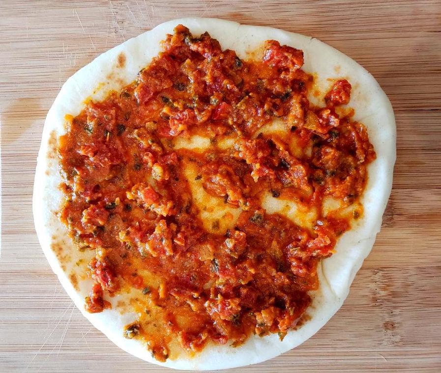 Flatbread with sun-dried tomato pesto