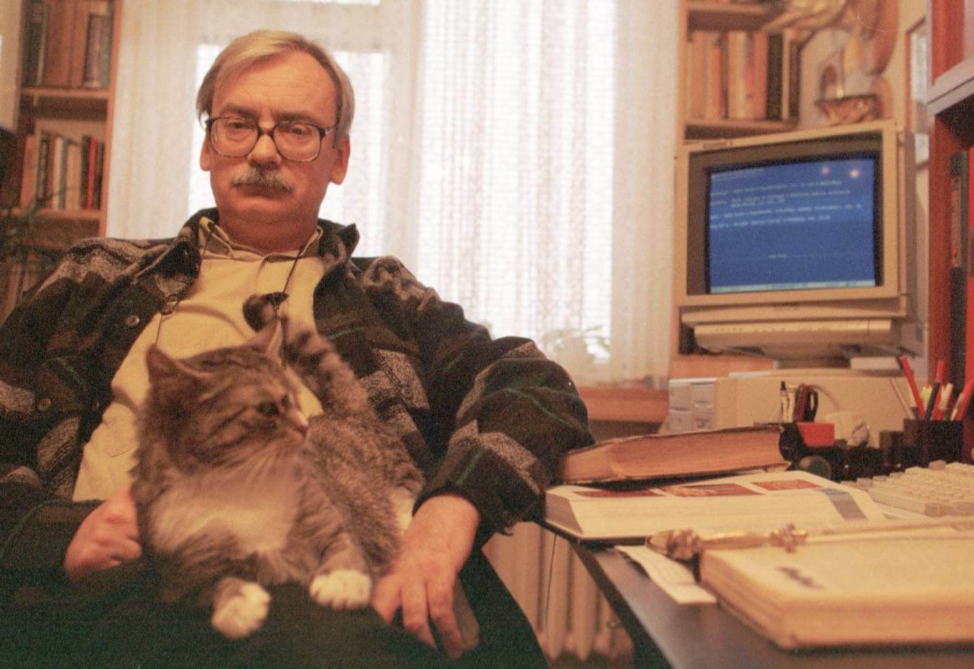 Анджей Сапковский с котом, год неизвестен. Источник: reddit.com