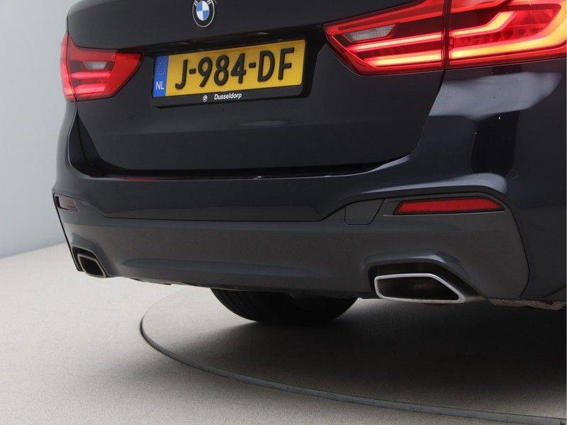 BMW 5 Serie 520i Touring High Exe M-Sport afbeelding 19