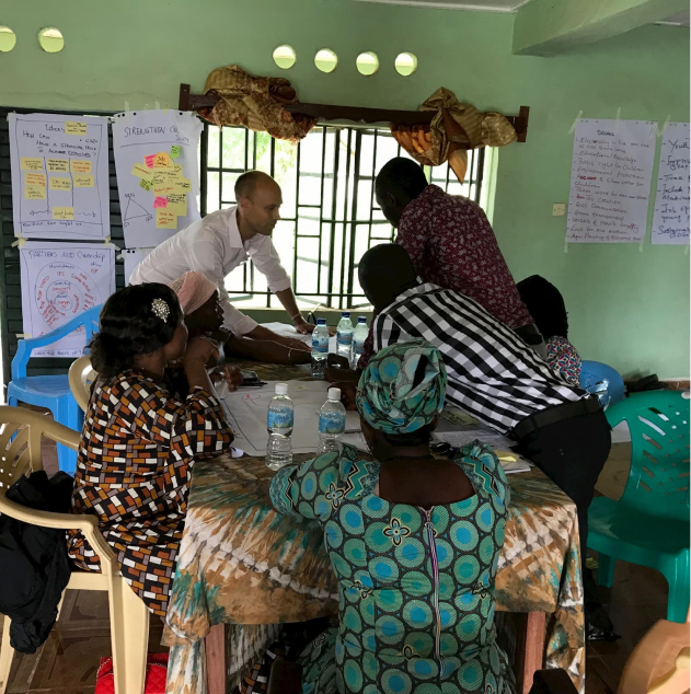 Nicolai Rottbøll faciltitates group discussion at an innovation workshop in Sierra Leone.