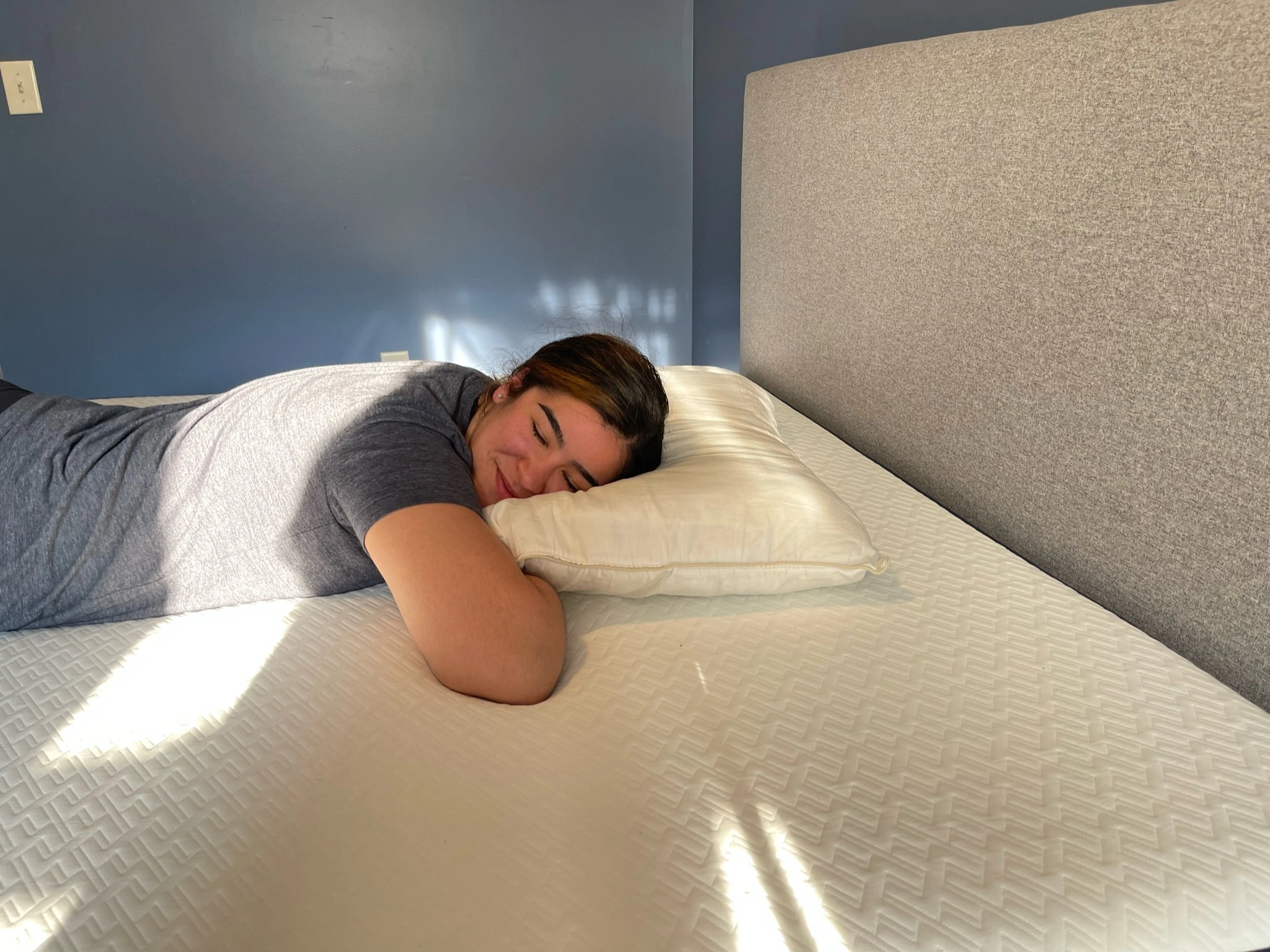 Sleepiverse reviewer testing the pressure relief of the BedInABox Mattress.