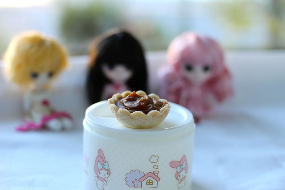Vegan doll-sized pumpkin tartlets