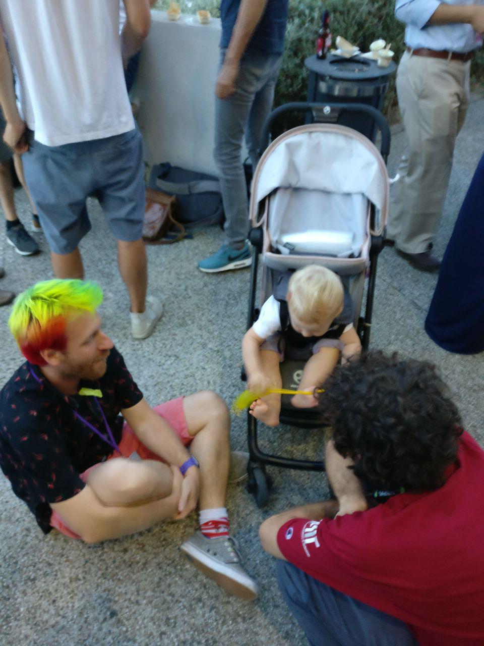 Lexie, filha do Romain François (o do cabelo colorido), brincando com o Daniel Falbel. Coisa mais fofa!
