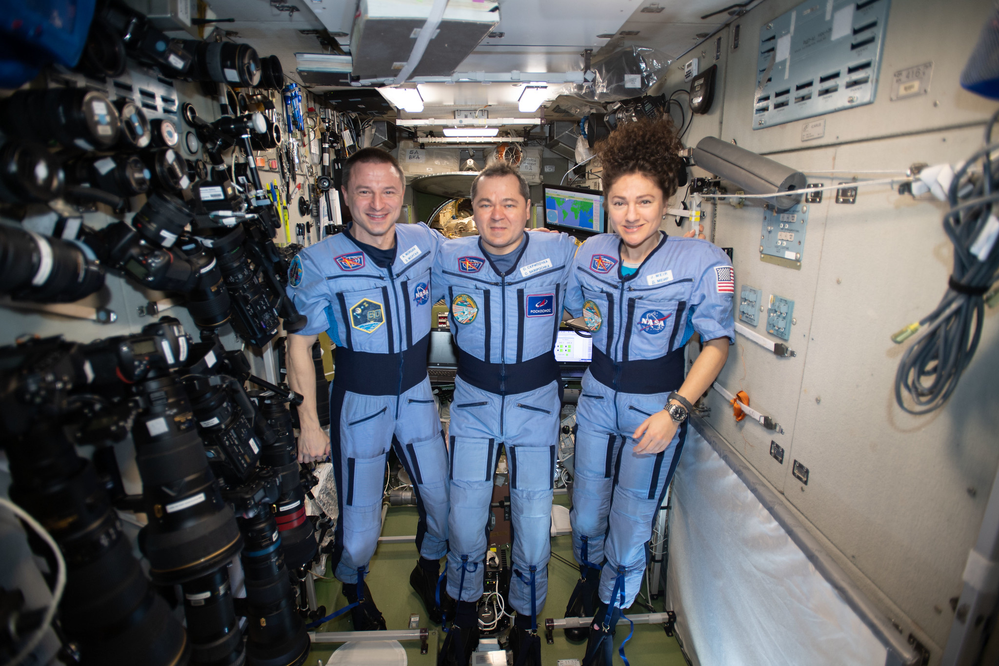 Imaginea 2: Andrew Morgan (NASA), Oleg Skripochka (Roscosmos) și Jessica Meir (NASA), înainte de a reveni pe Pământ. Sursa foto: NASA