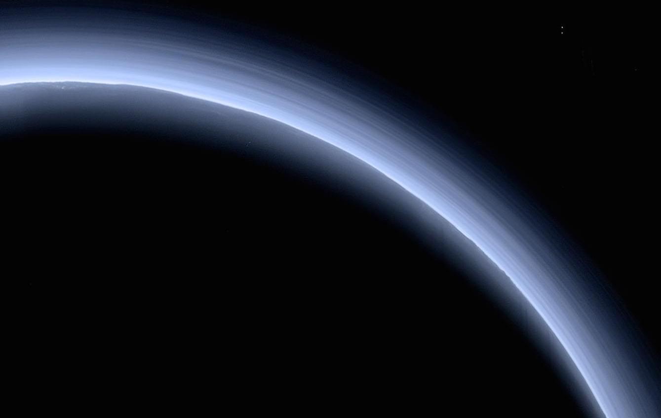 То самое фото, на котором видна атмосфера Плутона. Источник: NASA