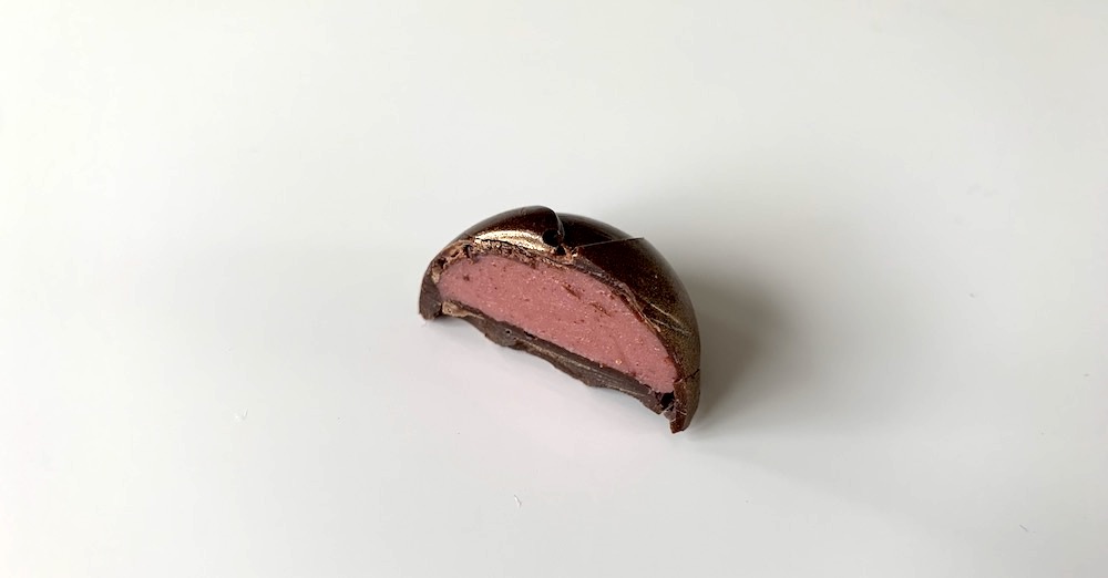 Dark chocolate bonbon with ruby speculaas filling