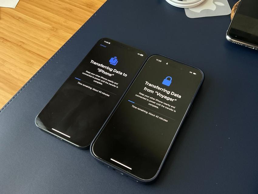 Two iPhones side-by-side doing a migration