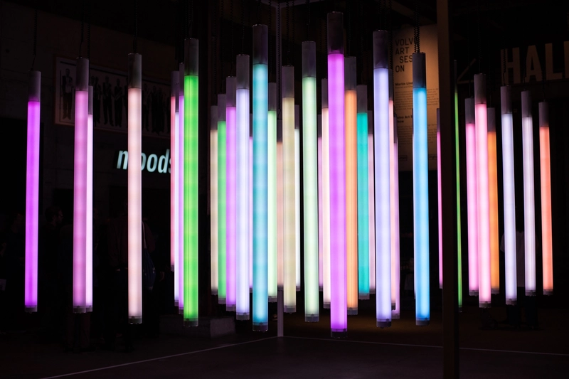 Farbig leuchtende Röhren der Installation «Through Momentum»
