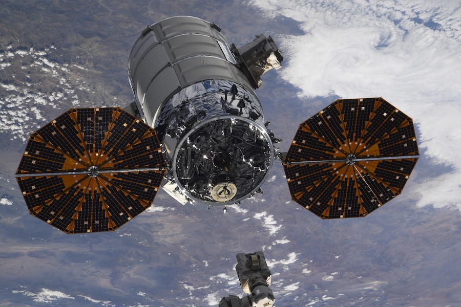 Imaginea 2: Capsula Cygnus NG-12, după desprinderea de Stația Spațială Internațională (Sursa foto: Oleg Skripochka/Roscosmos)