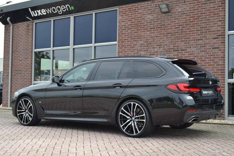 BMW 5 Serie Touring 530d 286pk M-Sport Pano DA+ PA+ Laser 21" Adp-drive HUD afbeelding 15