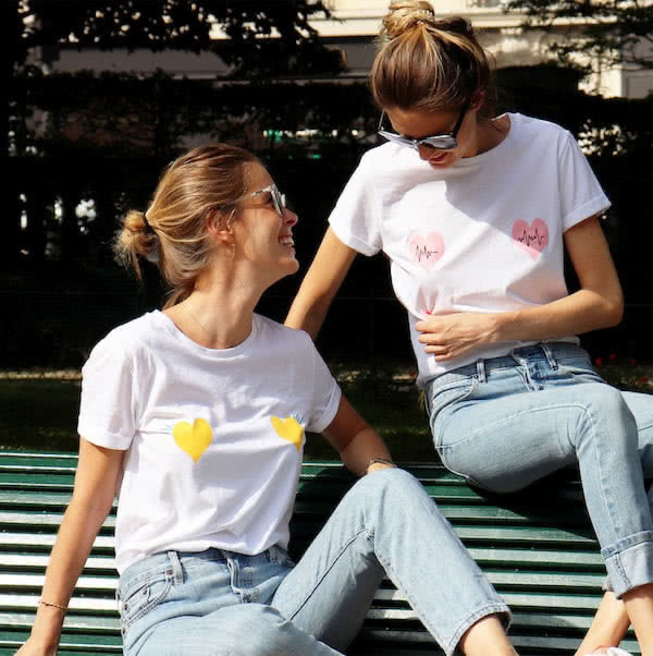 2 femmes portant des T-shirts brodées avec des coeurs