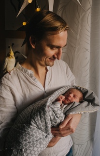 Sesja rodzinna Poznań - ojciec trzyma niemowle na rękach