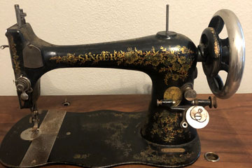 Singer 128 128K antique Hand crank Sewing machine with Rococo decals