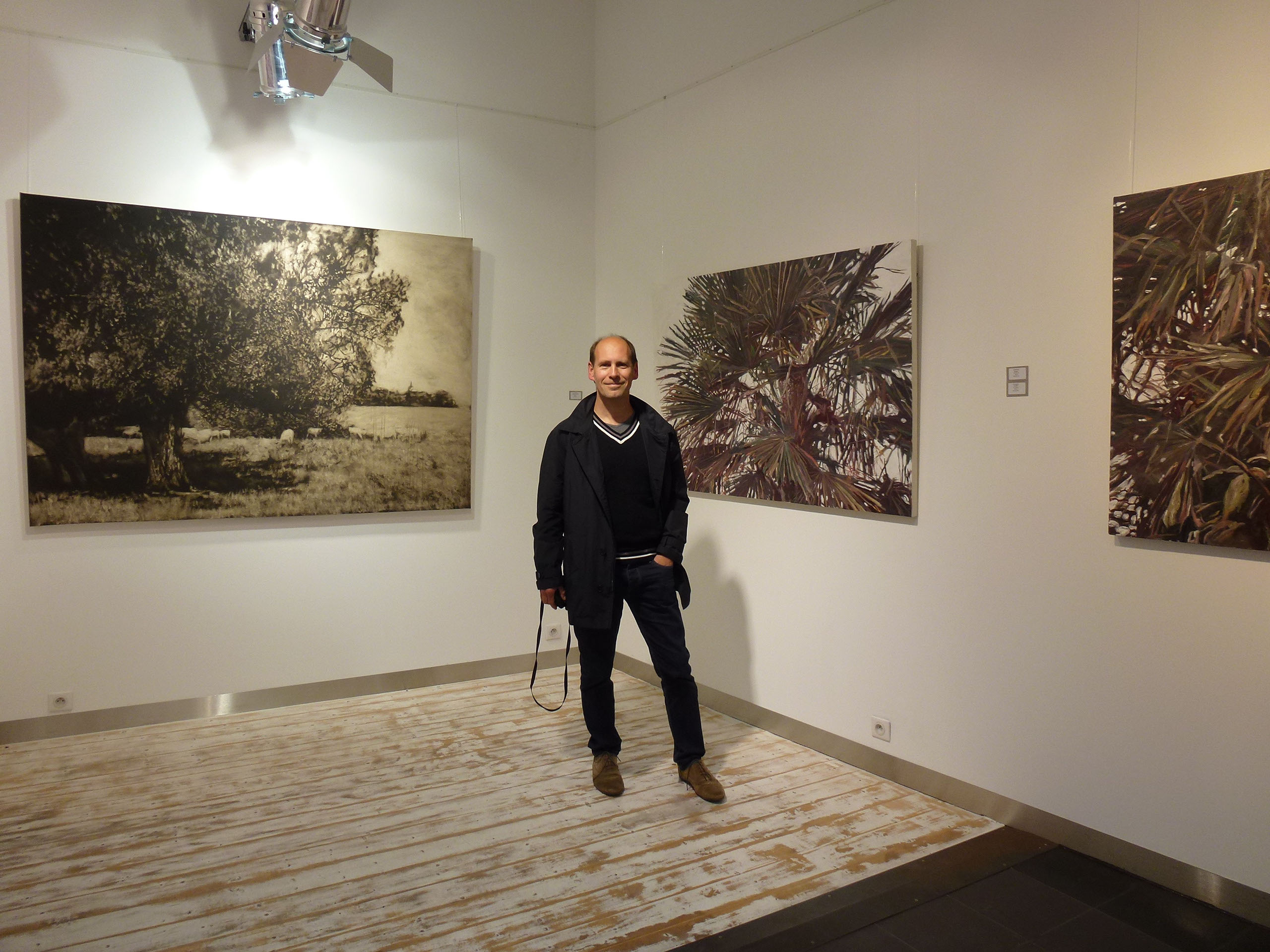 Piotr Wojcik dans une salle d'exposition