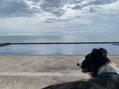 Nina frente a una alberca con vista al mar de Mazatán