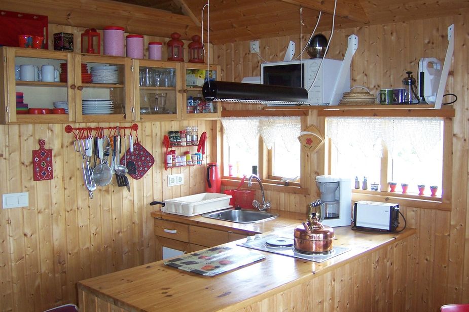 Küche mit Mikrowelle und Herd mit zwei Kochplatten