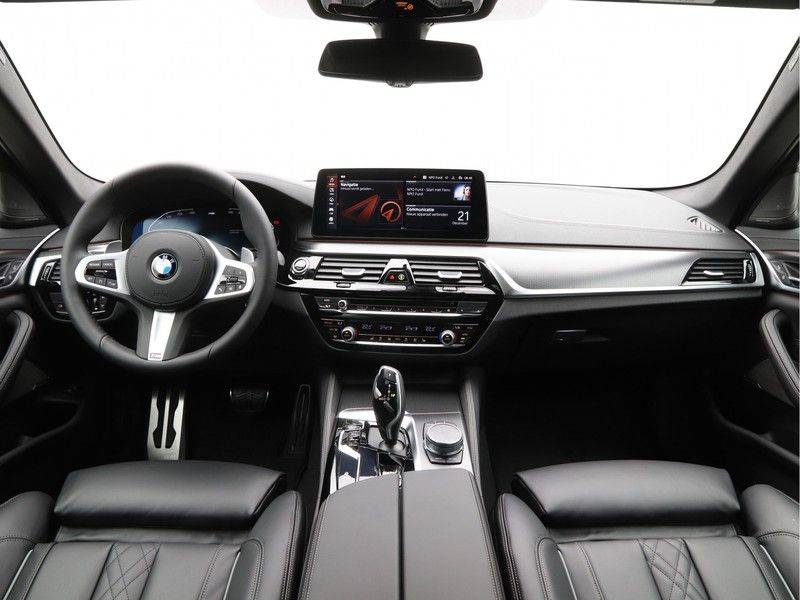 BMW 5 Serie Touring 520i High Executive Model M-Sport afbeelding 13