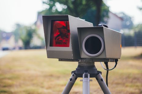 Mobile Geschwindigkeitsmessung an einer Straße.