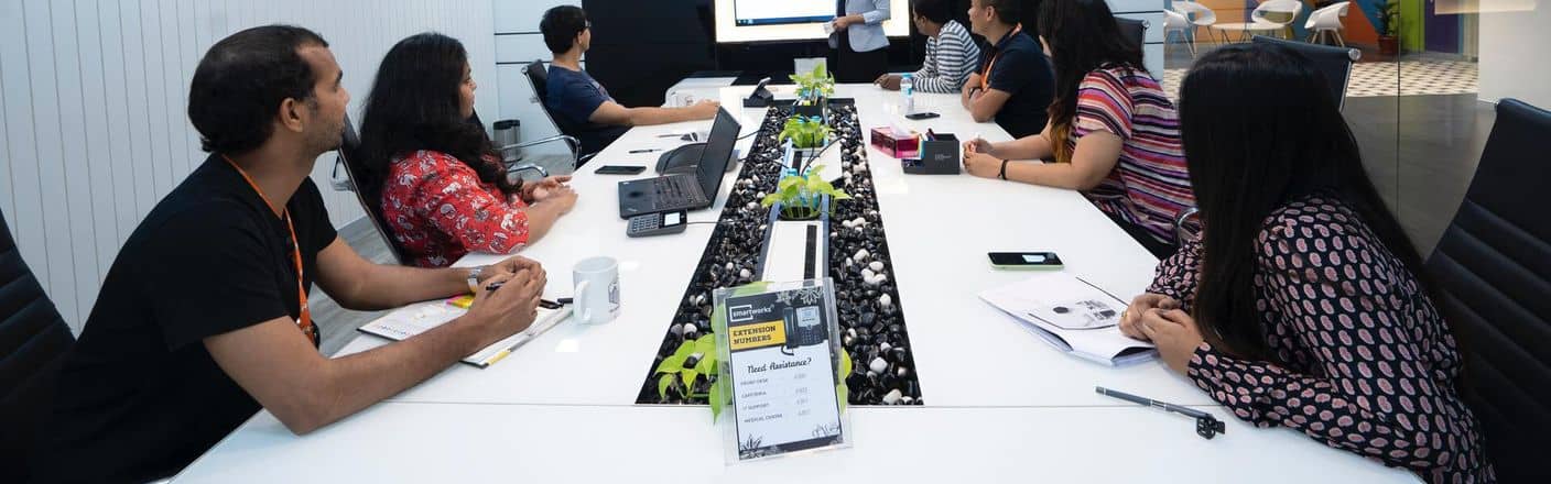 Firmenschulung Trainerin mit Kursteilnehmern während einer MS-Office Firmenschulung