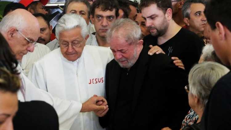 Procuradores da Lava Jato ironizam morte de Marisa Letícia e luto de Lula