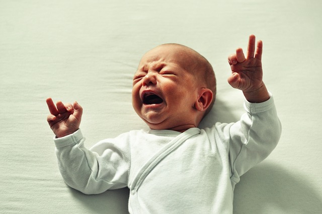 Reflux gastro-œsophagien du nourrisson : l’ostéopathie vient en aide à votre bébé