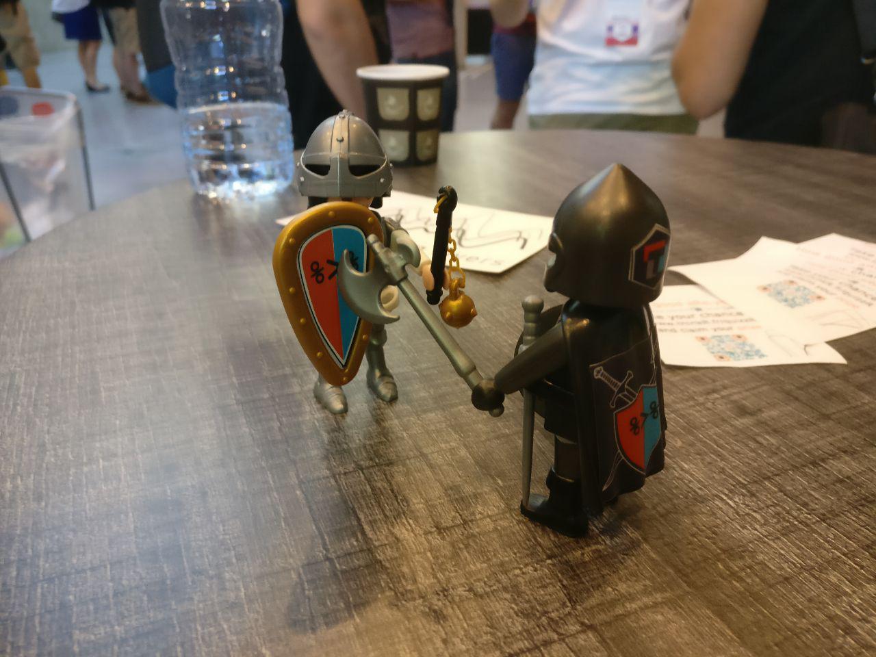 Playmobil com um pipe no escudo, da ThinkR