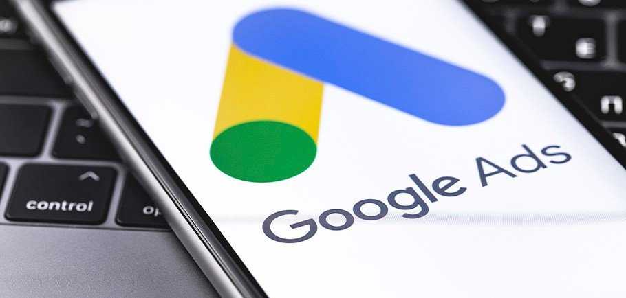 Celular com o logotipo do Google ADS