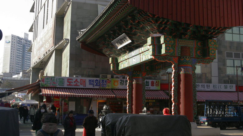 A standing arch in Yangnyong Market