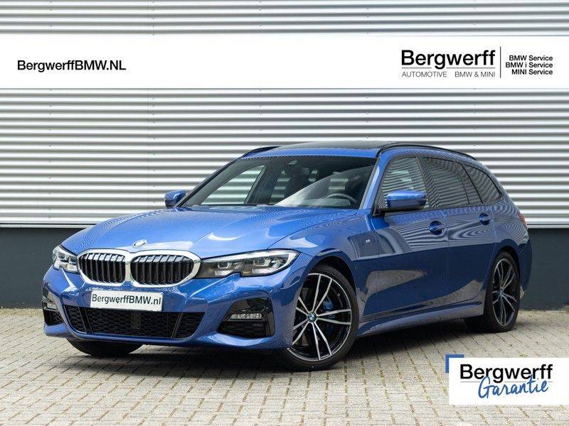 BMW 3 Serie Touring 330i M-Sport - Panorama - Trekhaak - DAB - Harman Kardon afbeelding 1