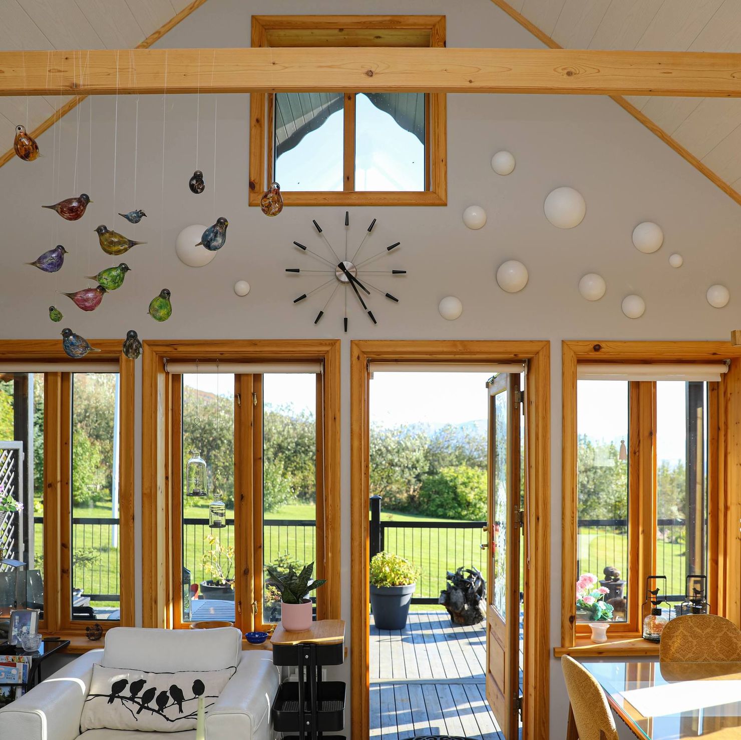 Panaoramfenster umgeben den gesamten Wohnbereich und sorgen für eine helle Atmosphäre im Ferienhaus