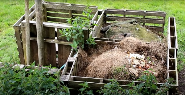 Compost bin system using pallets