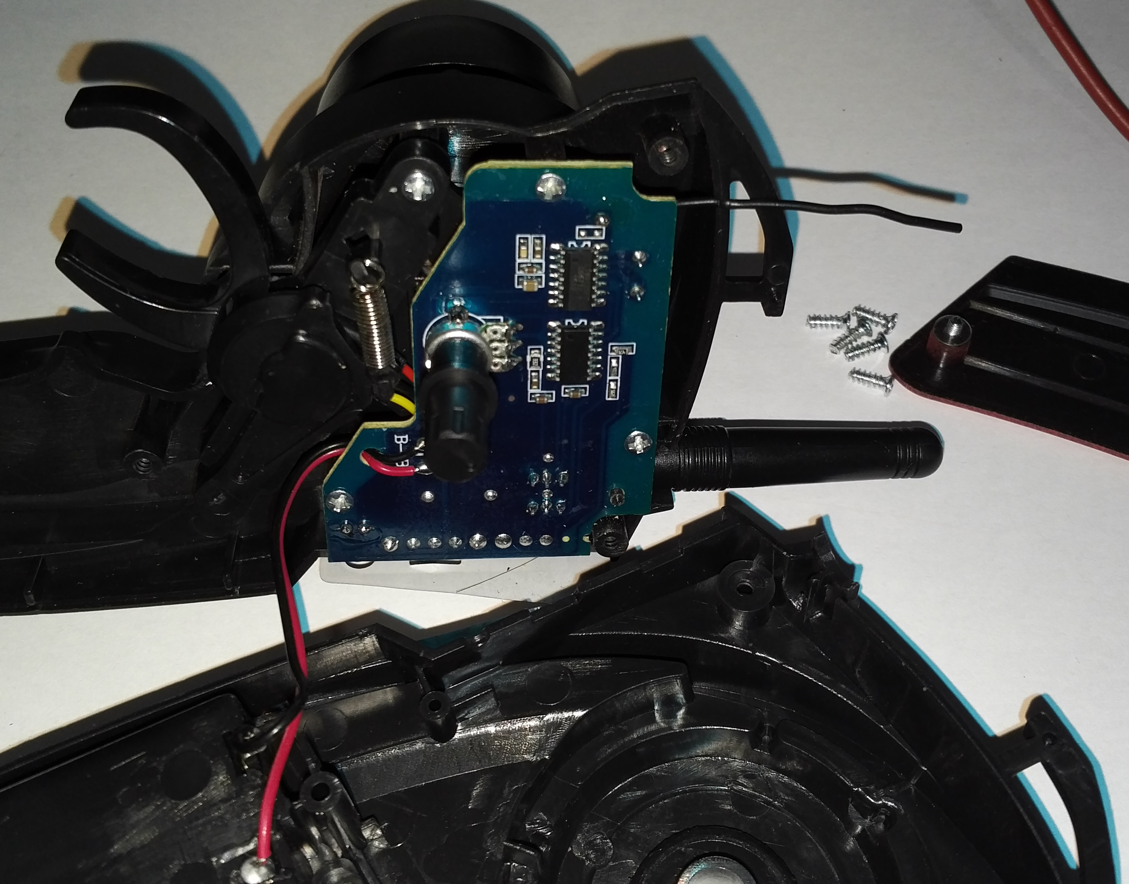 Fixed RC car maximum range by letting antenna wire protrude