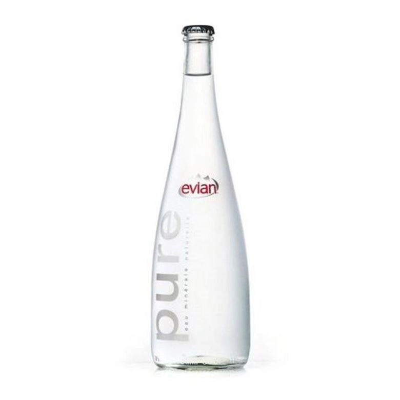 bottiglia d'acqua naturale minerale refill