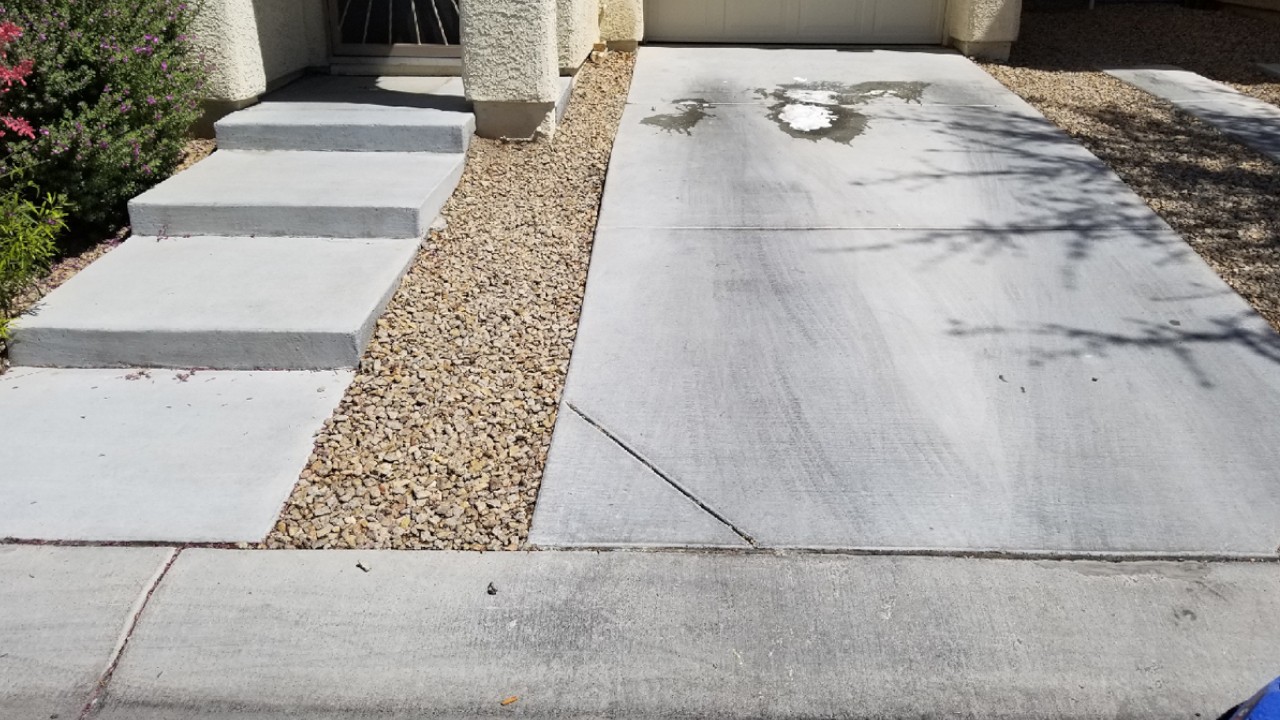 pressure-washing-residential-driveway--before-01