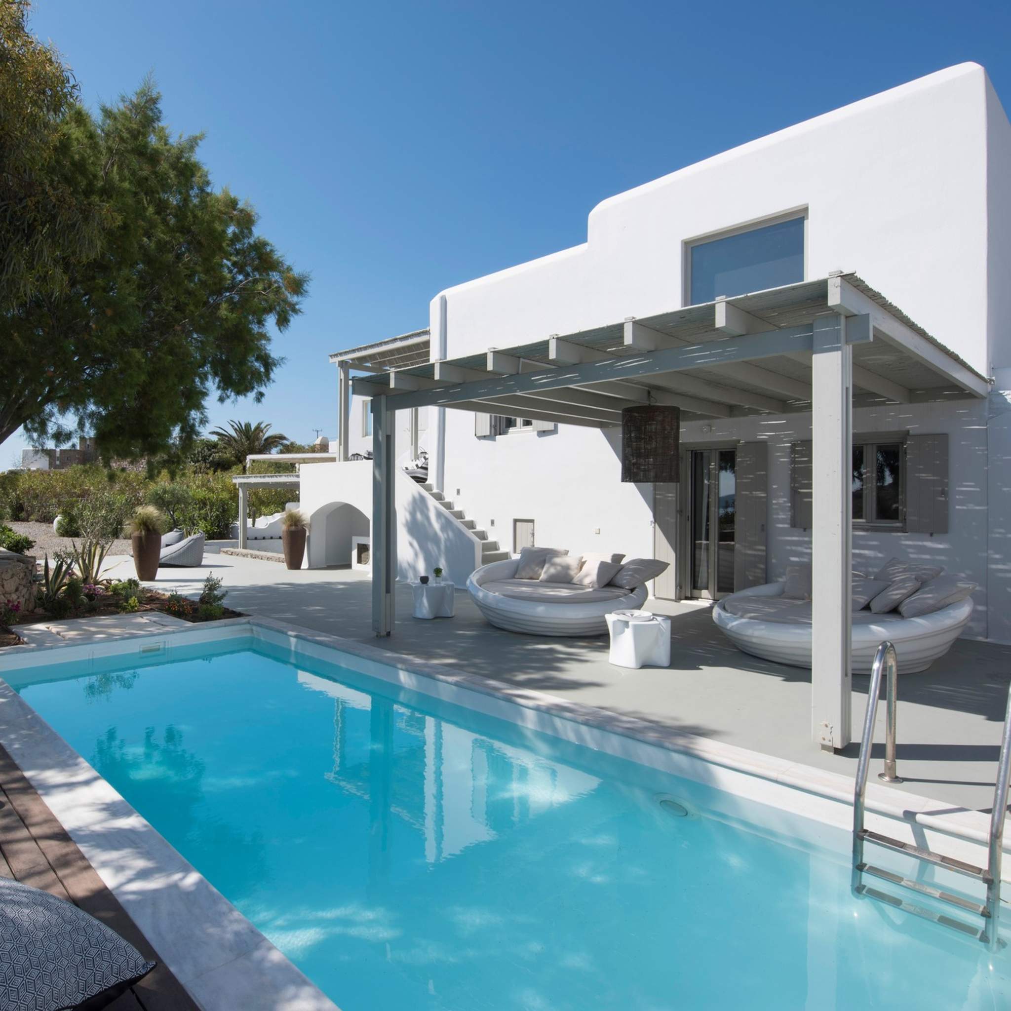Dafni. Escape to a world of pure luxury at Villa Dafni in Mykonos. Immerse yourself in breathtaking views of the Aegean Sea, lounge by your private pool, and let the turquoise waters soothe your soul.
.
#amalgamhomes #artofcomfort #greece #visitgreece #greekislands #cyclades #greekislands #paros #naxos #mykonos #tinos #ampelas #kastraki #triantaros #travel #wanderlust #greeksummer #discovergreece
