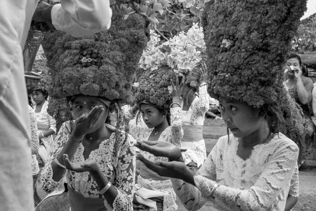 Fumes - Women, flowers and dances - photo by ROKMA