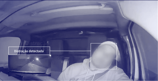 A Cobli Cam alertando o motorista apresentando sinais de sonolência.