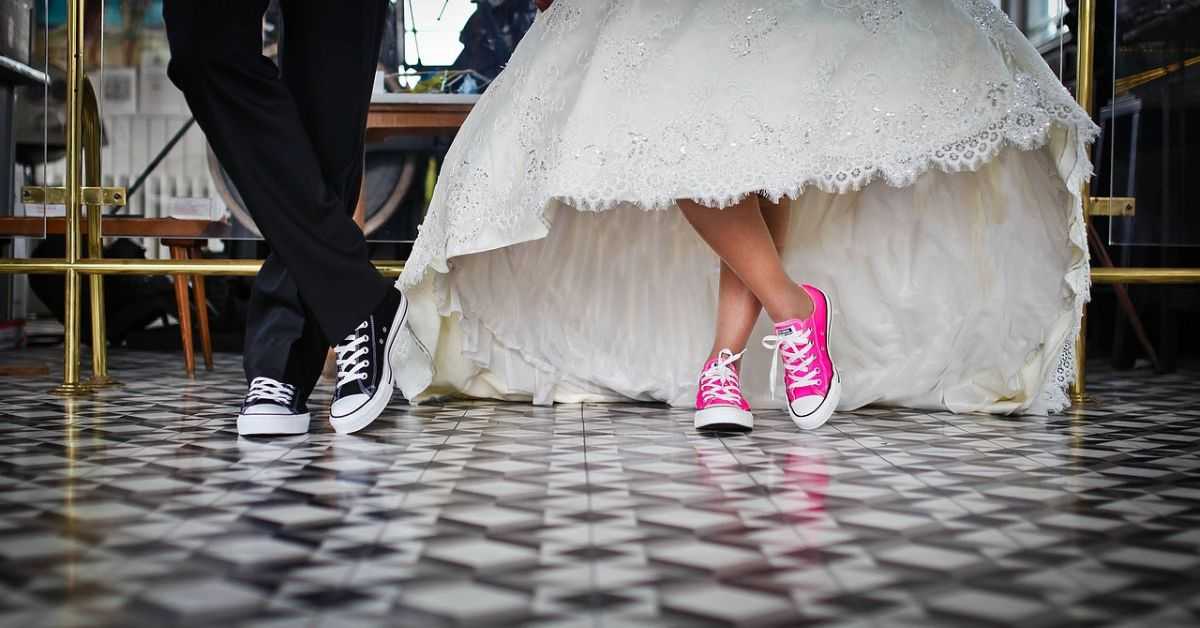 Bequem und glamourös zugleich: Die Sneaker Hochzeit