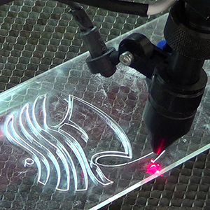 Taglio al laser di una lastra trasparente di plexiglas