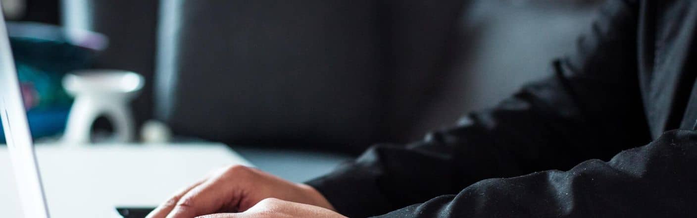 Hände auf Laptop Hände von Kursteilnehmer schreiben auf Laptop während einer Live-Online-Schulung in Access